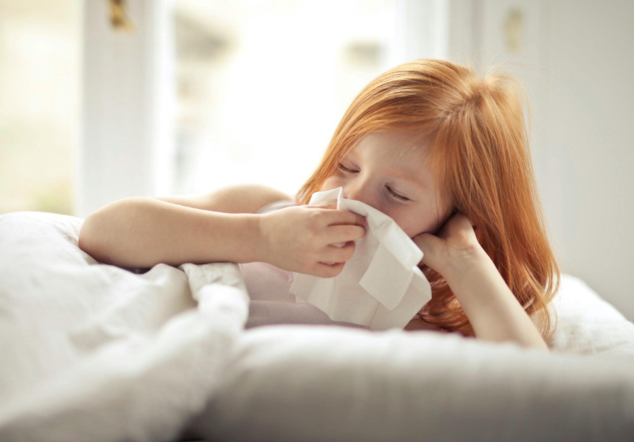 Criança feliz tomando Oscillococcinum para tratamento natural de gripe durante a temporada de gripe