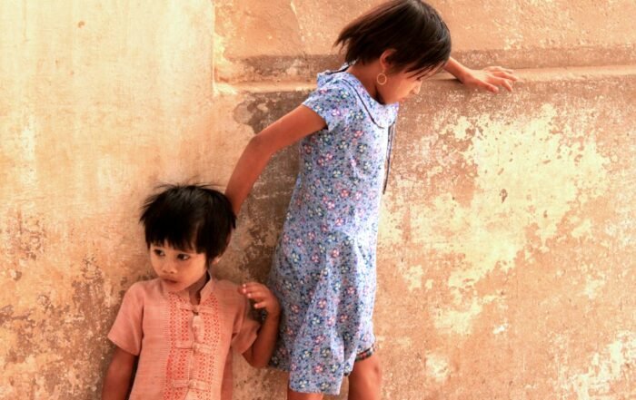 Duas meninas pequenas em pé, lado a lado