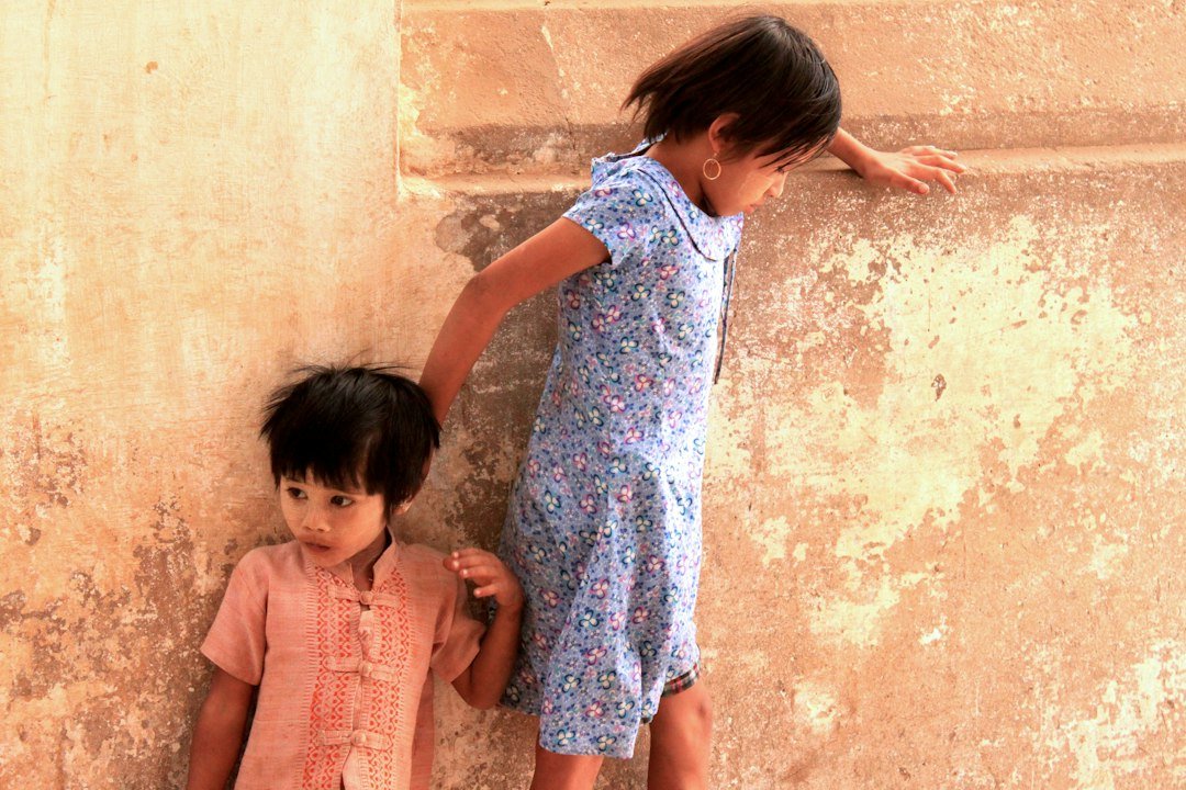 Duas meninas pequenas em pé, lado a lado