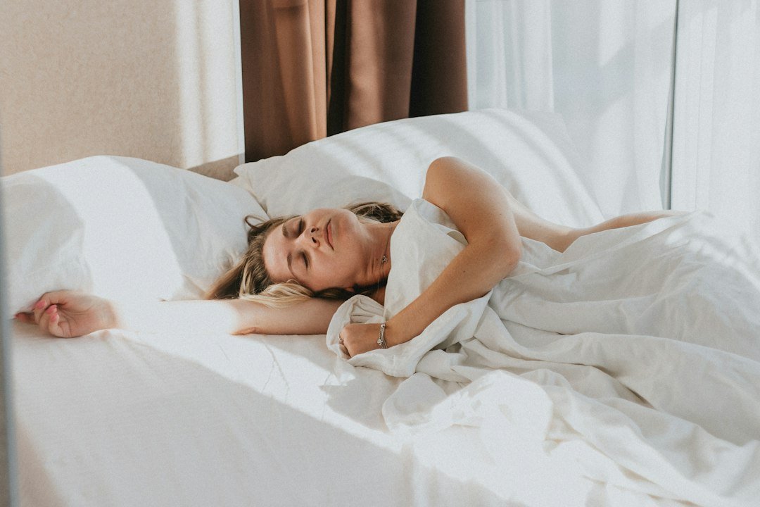 Jovem deitado na cama, descansando em um quarto com luz suave